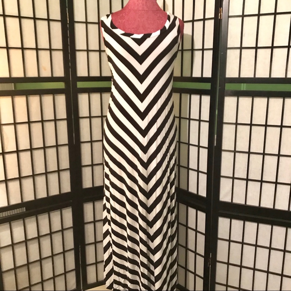 Good condition- Apt. 9 - B&W Maxi Dress